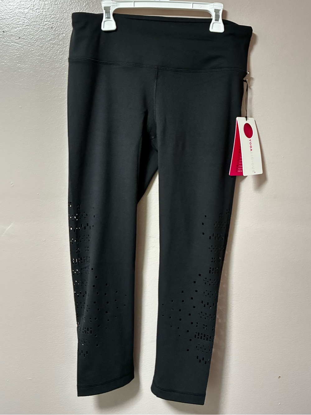 Yogalicious Black Laser-Cut Capri Leggings new sz MEDIUM